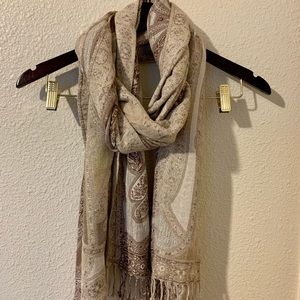 Used Scarf. In good condition. A little shiny.